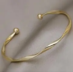 訳あり／ツイスト バングル ゴールド ねじれデザイン シンプル上品 ブレスレット