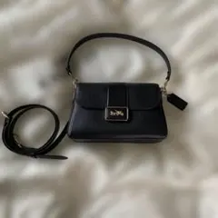 レザー ブラック ショルダーバッグ ゴールド金具付き
