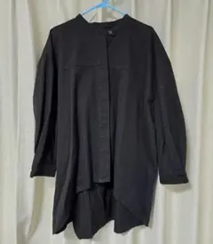 黒い長袖シャツ アシンメトリック裾