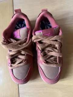 Nike ピンク/ブラウン スニーカー