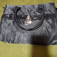 黒いハンドルトートバッグ ハートチャーム付き