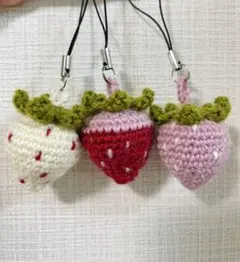【ハンドメイド】3点セット　編み物　いちご　あみぐるみ　キーホルダー