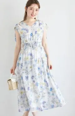 肩ドロストリボン付きフラワープリントウエストシャーリングワンピース　ブルー