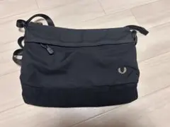 美品　FRED PERRY フレッドペリー ショルダーバッグ ブラック ロゴ入り