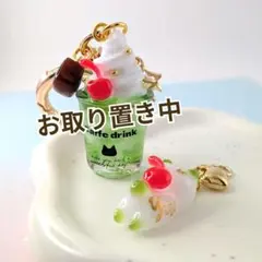No.3094 じゃれねこのチャーム - メルカリ
