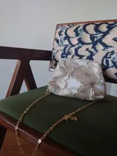 刺繍サテン クラッチバッグ ゴールドチェーン