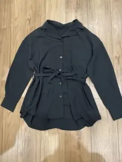 黒いボタンアップシャツ ベルト付き