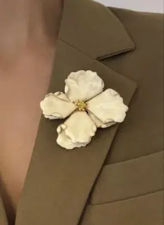 【新品】ブローチ　フラワー　お花　ゴールド