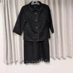 レース素材の黒いジャケットとスカートセット