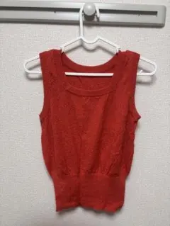 赤いノースリーブニットベスト