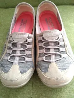 【SKECHERS】レディース　スニーカー　紐なしスリッポン