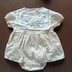 クリーム色の刺繍ロンパース