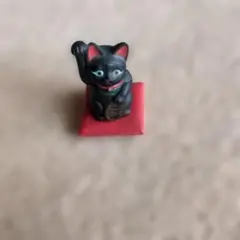 黒い招き猫 フィギュア 赤い台座付き
