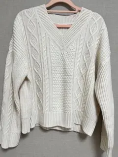ホワイト Vネック ケーブル編み ニット