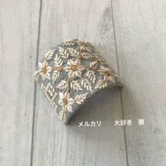 インド刺繍リボン　ブルーグレー生成り色刺繍　ポニーフック(ソフトワイヤー入り)