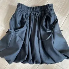 黒のポケット付きふんわりスカート