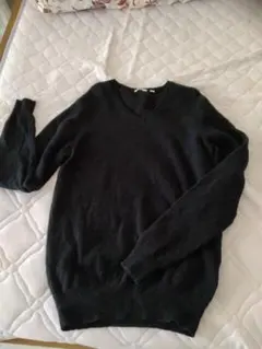 ユニクロVネックセーター黒