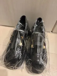 黒 バックル付きローファー