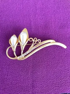 ブローチ　パール系とクリスタルのブローチ　ビンテージブローチ