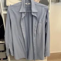 薄い青の長袖シャツ