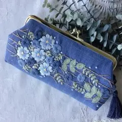 ブルーローズのスコアのがま口ポーチ　手刺繍　ハンドメイド
