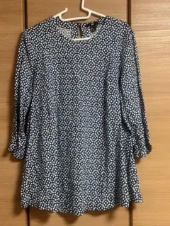H&M ネイビー花柄五分袖ブラウス