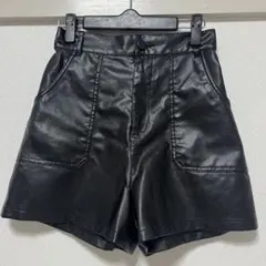 レザーショートパンツ