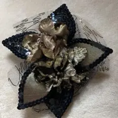 コサージュ 黒と金の花モチーフ