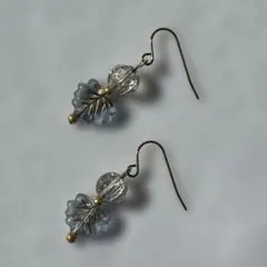 青色葉っぱ型ビーズピアス