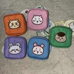 ちいかわ カラビナつき刺繍スクエアミニポーチ　かにちゃん　くりまんじゅうシーサー
