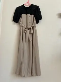 レース袖のミディ丈ドレス