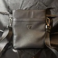 GUESS ブラック ショルダーバッグ　サフィアーノ　クロスボディ―