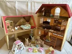 シルバニアファミリー 2階建ての赤いお家と人形、家具のセット