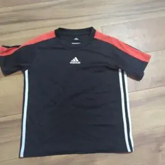 adidas ブラック レッド ストライプ Tシャツ