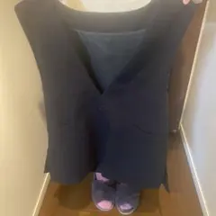 黒のVネックベスト