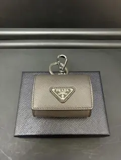 PRADA ホワイト ハンドル付き AirPodsProケース - メルカリ