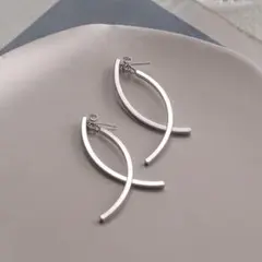 N5071 幾何学のピアス　レディースピアス　曲線ピアス　シルバー925/銀色