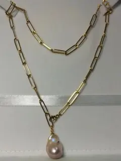 淡水バロックパール、ピンクサファイアつきステンレス製ネックレス