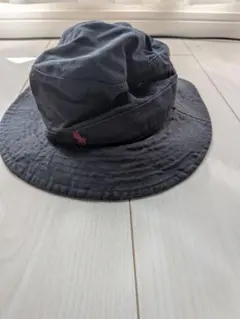 ダークグレー バケットハット ロゴ刺繍付き