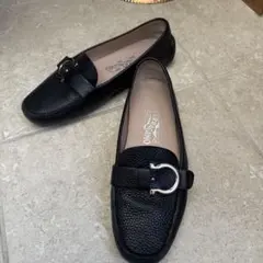 Ferragamo バックル付きローファー 黒7 1/2