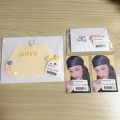 TWICE ジヒョ ラバーネームキーホルダー ピンズセット