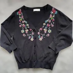 ☆カネコイサオ　花柄袖フレア　カーディガン KANEKO ISAOカネコイサオ花モチーフ 黒 長袖カーディガン - メルカリ