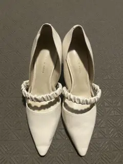 CHARLES & KEITH 白 パンプスのサムネイル