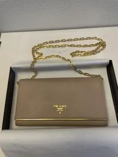 【未使用】PRADA ピンクベージュ レザー チェーンウォレット　長財布