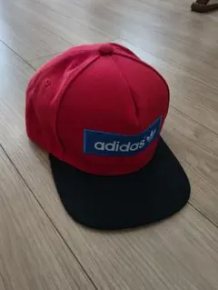 adidas レッド ブラック キャップ OSF(57-60cm)