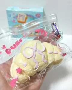 クロワッサン スクイーズ キーホルダー リボン もちとろ スイーツ