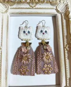 チンチラ猫の刺繍ピアス