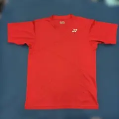 YONEX レッド Vネックシャツ