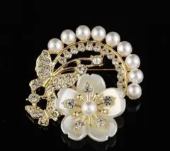 エレガントな蝶と花のブローチ