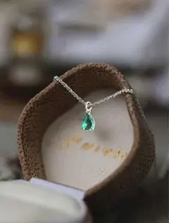 ペアシェイプティアードロップ涙の雫型シルバーペンダントネックレスペリドット誕生石